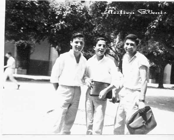 Kiki, Piegts dans la cour centrale