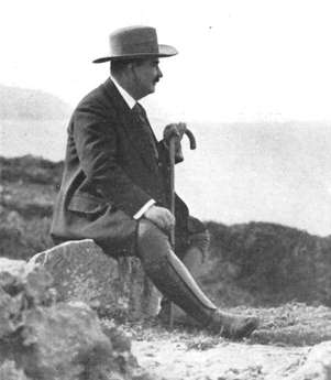 M. Louis Bertrand, dans les ruines de la basilique de Sainte Salsa,