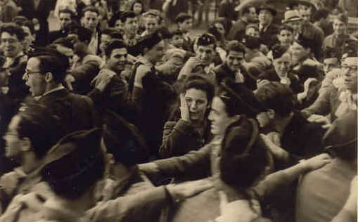 monôme de la Taupe rue Michelet :" le point asymptote" une charmante victime