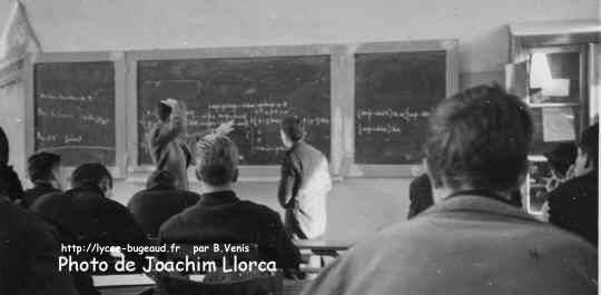 ENSI1A: photo en classe de maths, le prof : Pouget (a l'air en difficultés) 1959/60.