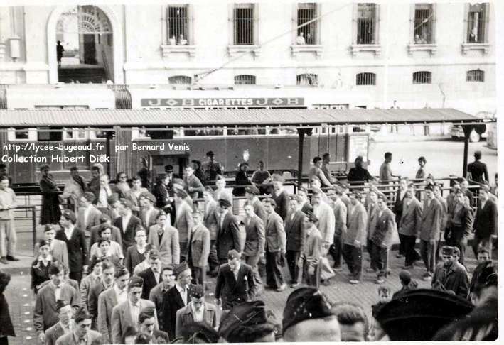 Monome de la Sainte-Barbe (décembre 1953) prises devant le lycée Bugeaud.