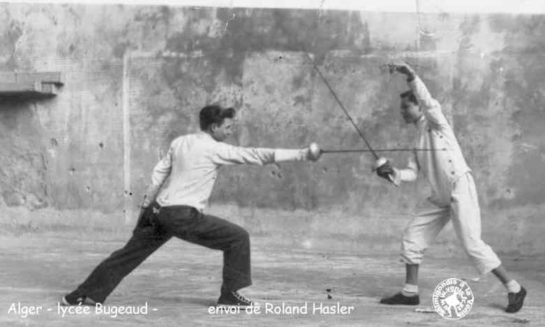 Escrime, "terrain de sports" (bien grand mot), Roland Hasler à gauche et ????